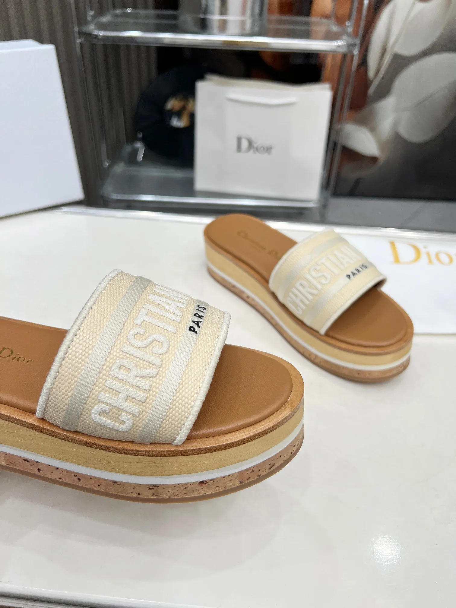 👟👟Ex-factory price 420👟👟 Dior's new spring and summer IVIETA DWAY jelly-colored flat-soled one-slip women's shoes with CD letter logo three-dimensional embroidery thick-soled round-toe open-toe slippers. The original version is developed to be the top version on the market. It feels soft and delicate on the feet and is extremely comfortable. Material: Upper imported raffia electric embroidery high-temperature water-soluble cotton technical fabric + water-dyed cowhide foot pad lining + original consistent combination outsole Outsole: original outsole Size: 35-42 (40.41.42 custom-made, non-refundable and non-exchangeable)